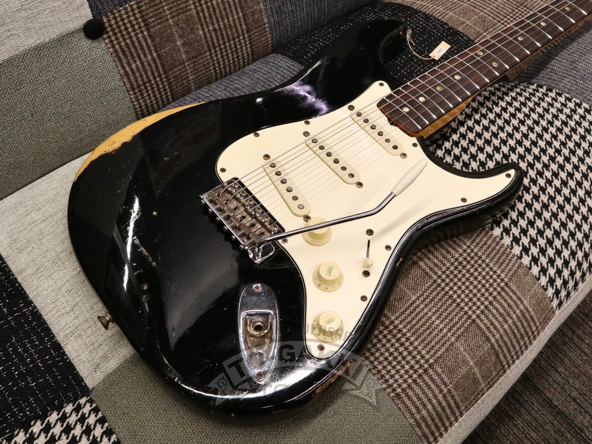 1969 STRATOCASTER Black/Rose - TC楽器 - TCGAKKI