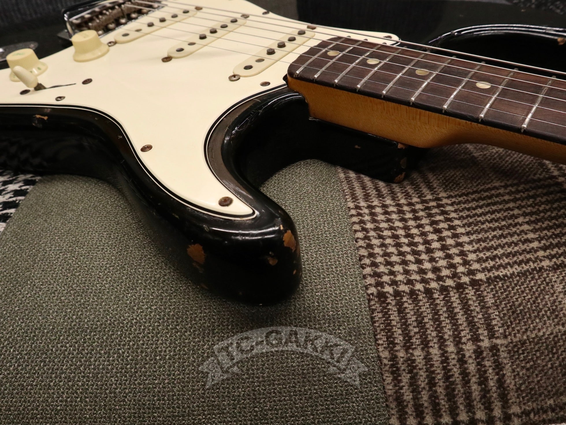 1969 STRATOCASTER Black/Rose - TC楽器 - TCGAKKI