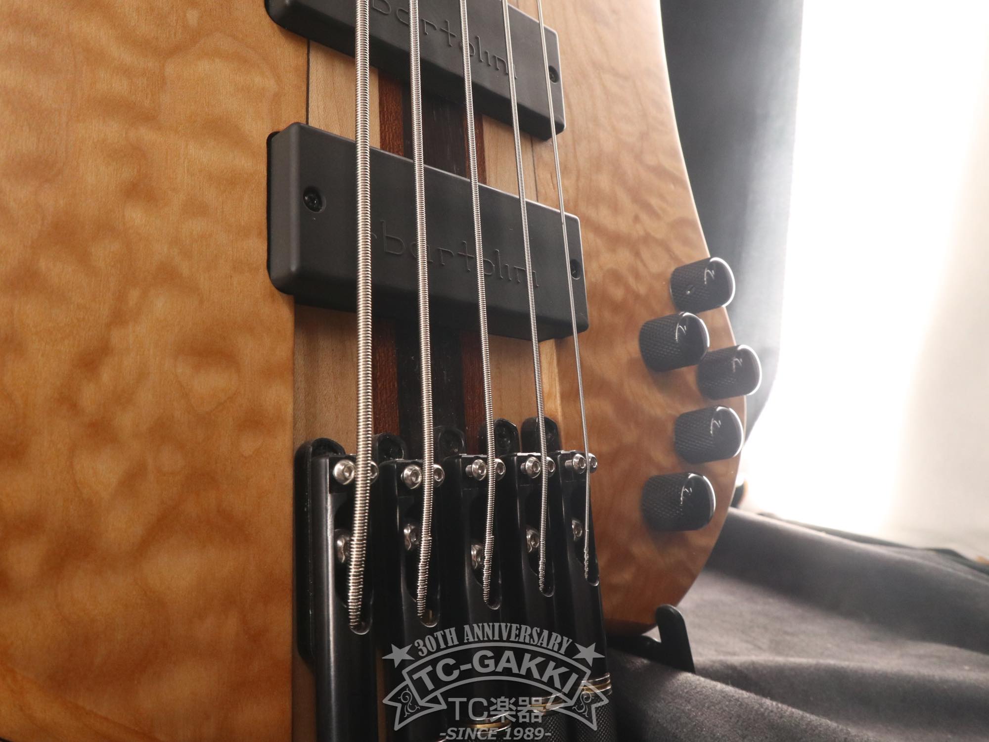 2024 Extreman headless natural quilted 5 - TC楽器 - TCGAKKI