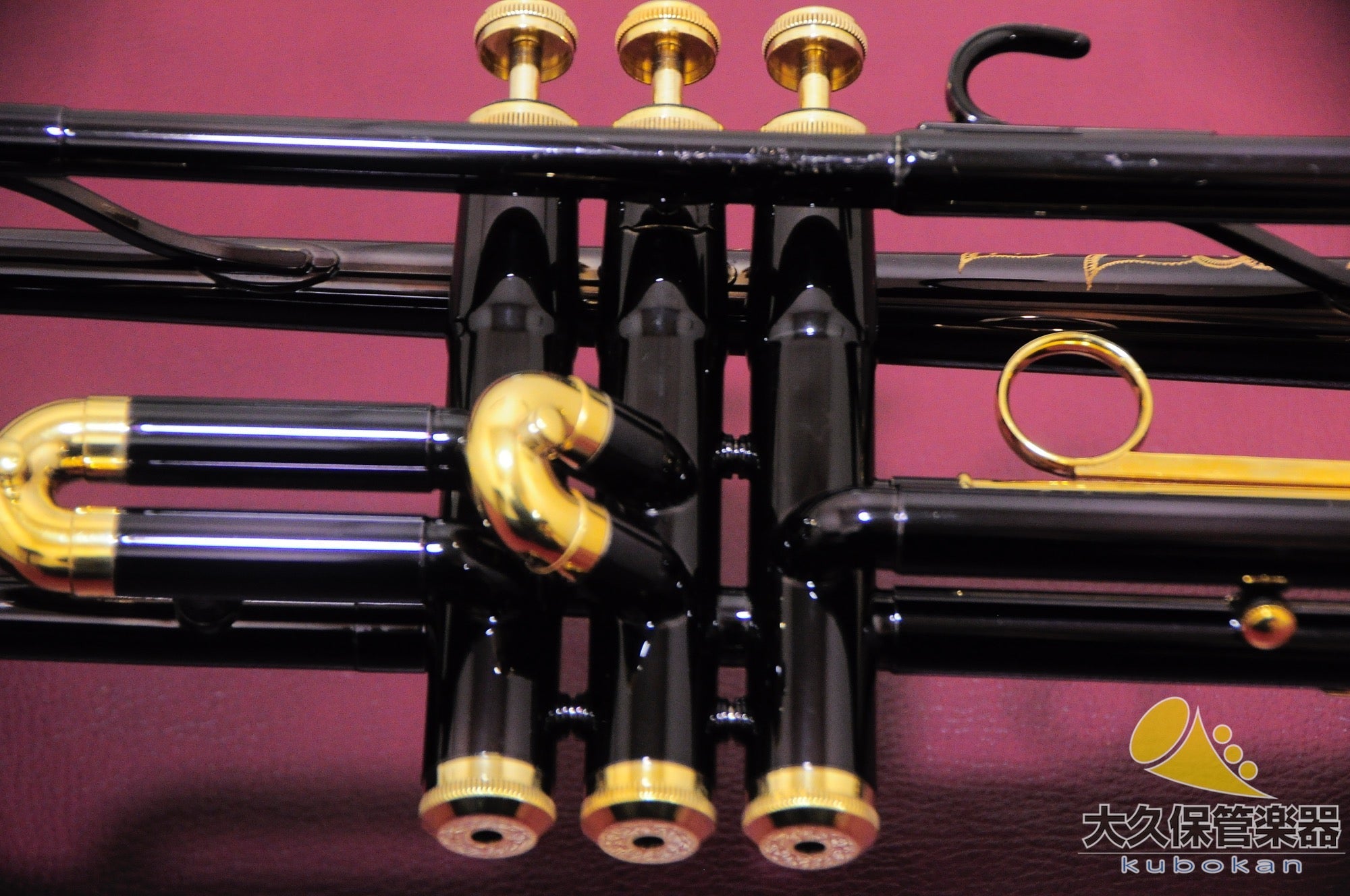 マーチン Committee T - 3460 Black Lacquer 彫刻模様入り B♭トランペット - TC楽器 - TCGAKKI