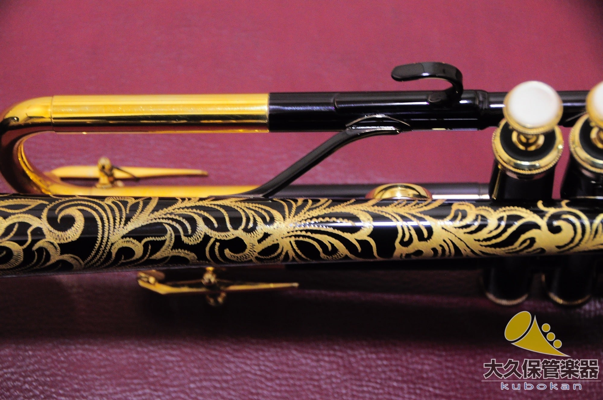 マーチン Committee T - 3460 Black Lacquer 彫刻模様入り B♭トランペット - TC楽器 - TCGAKKI