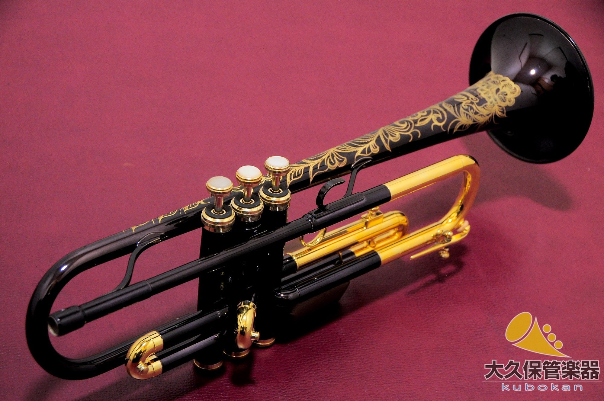 マーチン Committee T - 3460 Black Lacquer 彫刻模様入り B♭トランペット - TC楽器 - TCGAKKI