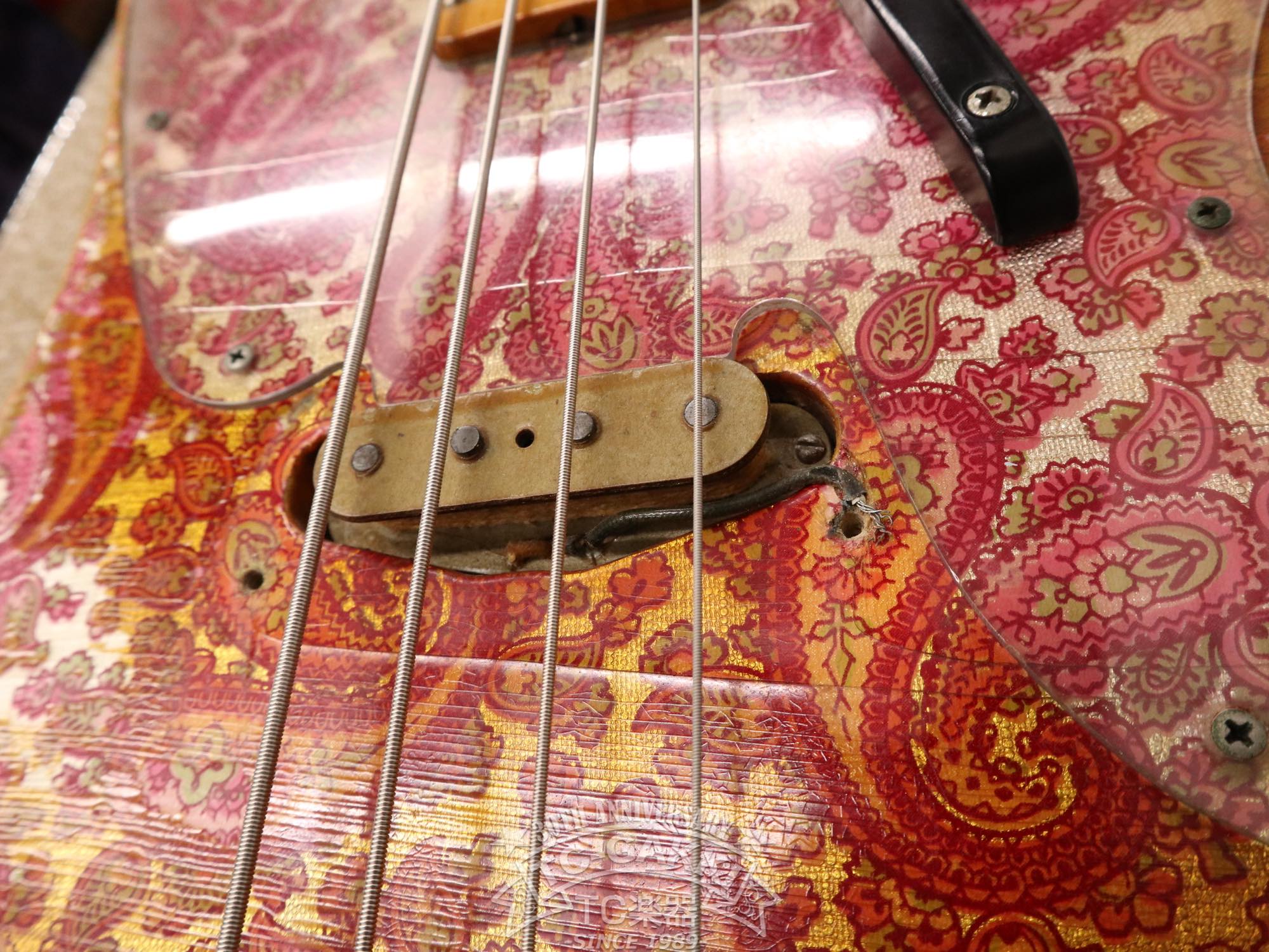 Telecaster Red Paisley（テレキャスター ペイズリー） 1968 Telecaster Bass “Paisley Red”