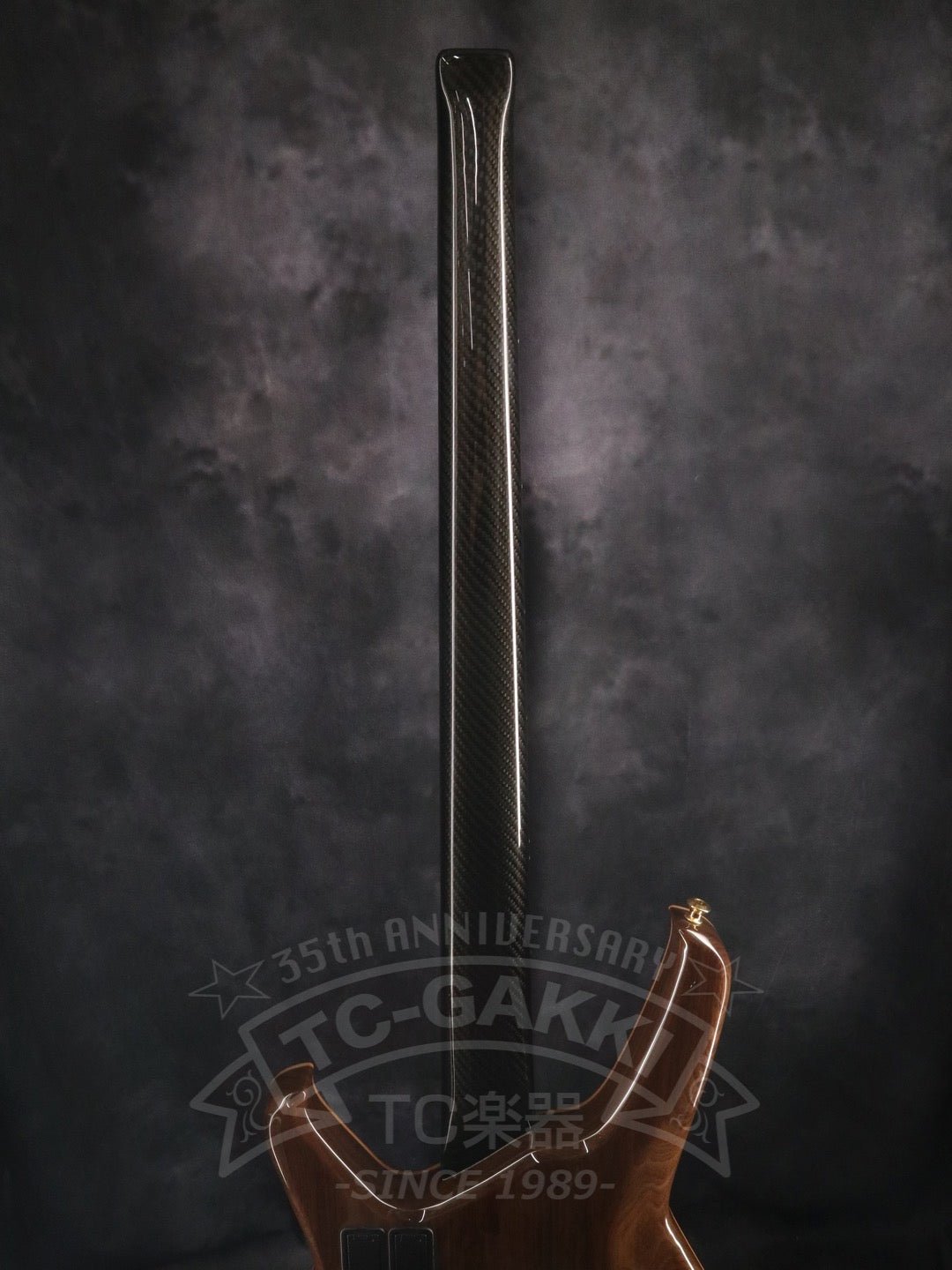 Series 3 Through Neck 4st Headless