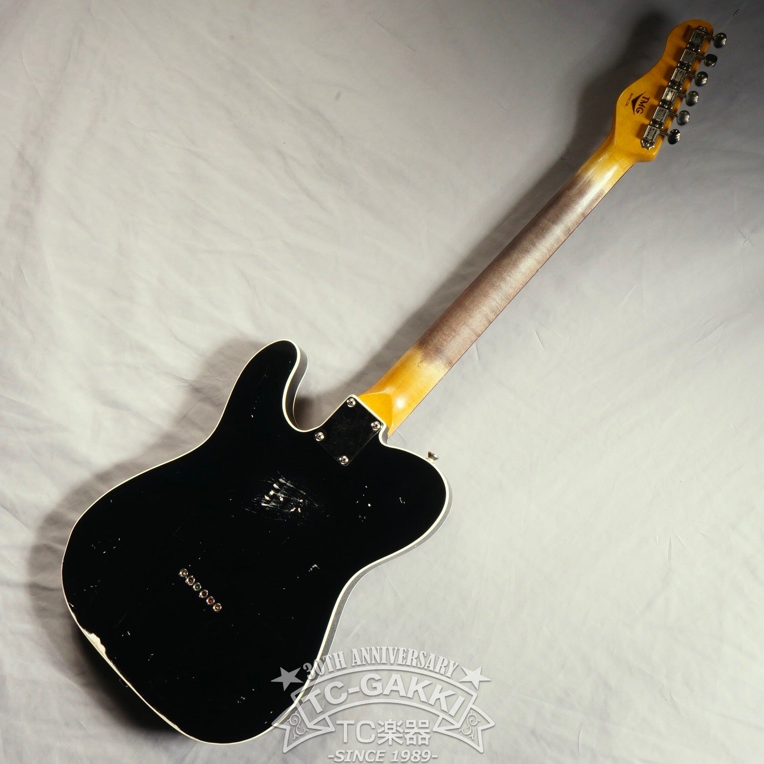 Black telecaster deals body with binding